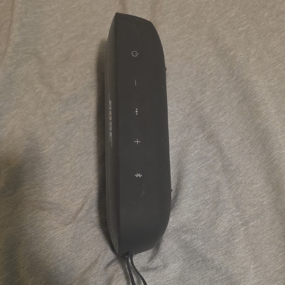 Bose Black Portable Bluetooth Speaker with Carry Loop - Picture 3 of 3